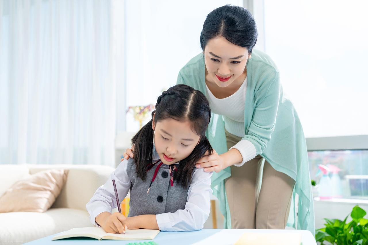 我突然发现一个扎心真相：孩子偷偷复制的，从来不是你嘴上说的道理

前几天陪朋友接