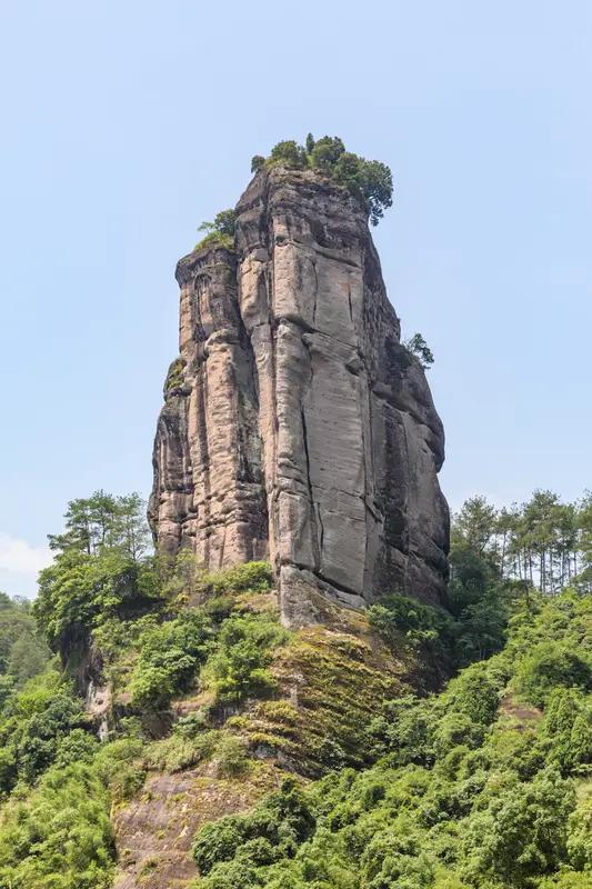 出发吧趁现在，武夷山好玩的可太多了！首推九曲溪，溪水很清澈，坐着竹筏顺流而下，能