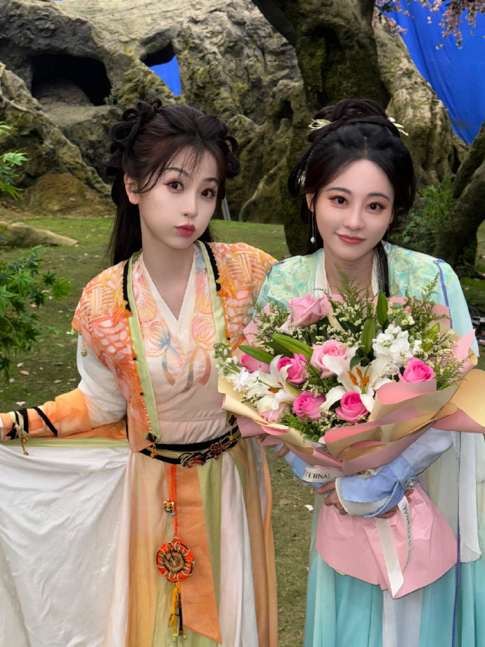 虞书欣祝绪丹聊八卦时的神情状态真的就好像是在演我和姐妹，看来她们也是完全投入在这