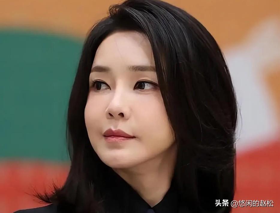近期在美被捕韩国人员的事闹的沸沸扬扬的，差点都把金建希的事忘了！
金建希所涉贪腐