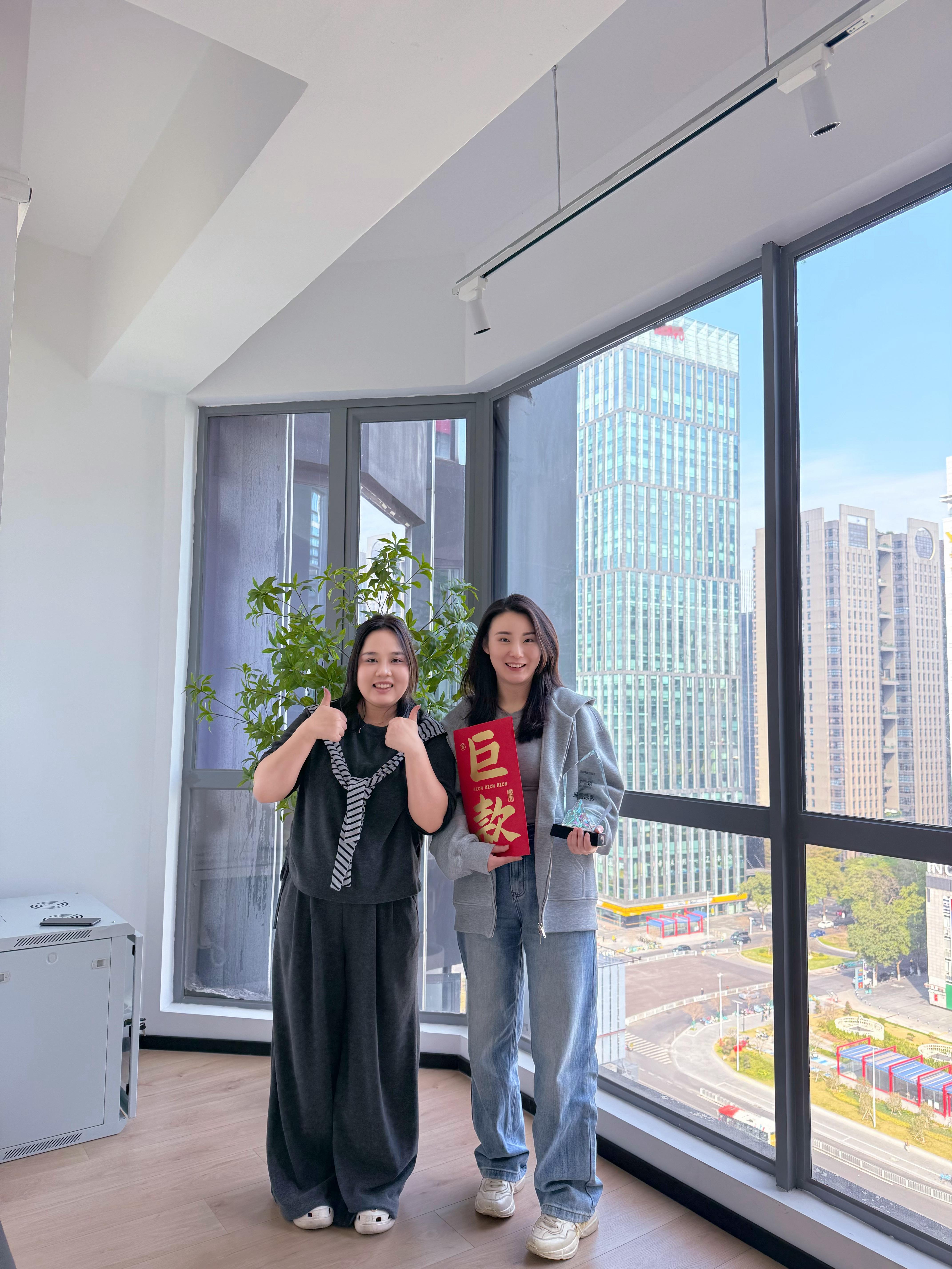 年会除了经验总结，还有一年一度的惊喜颁奖口头表扬要有，奖杯红包也要有 锐博康复