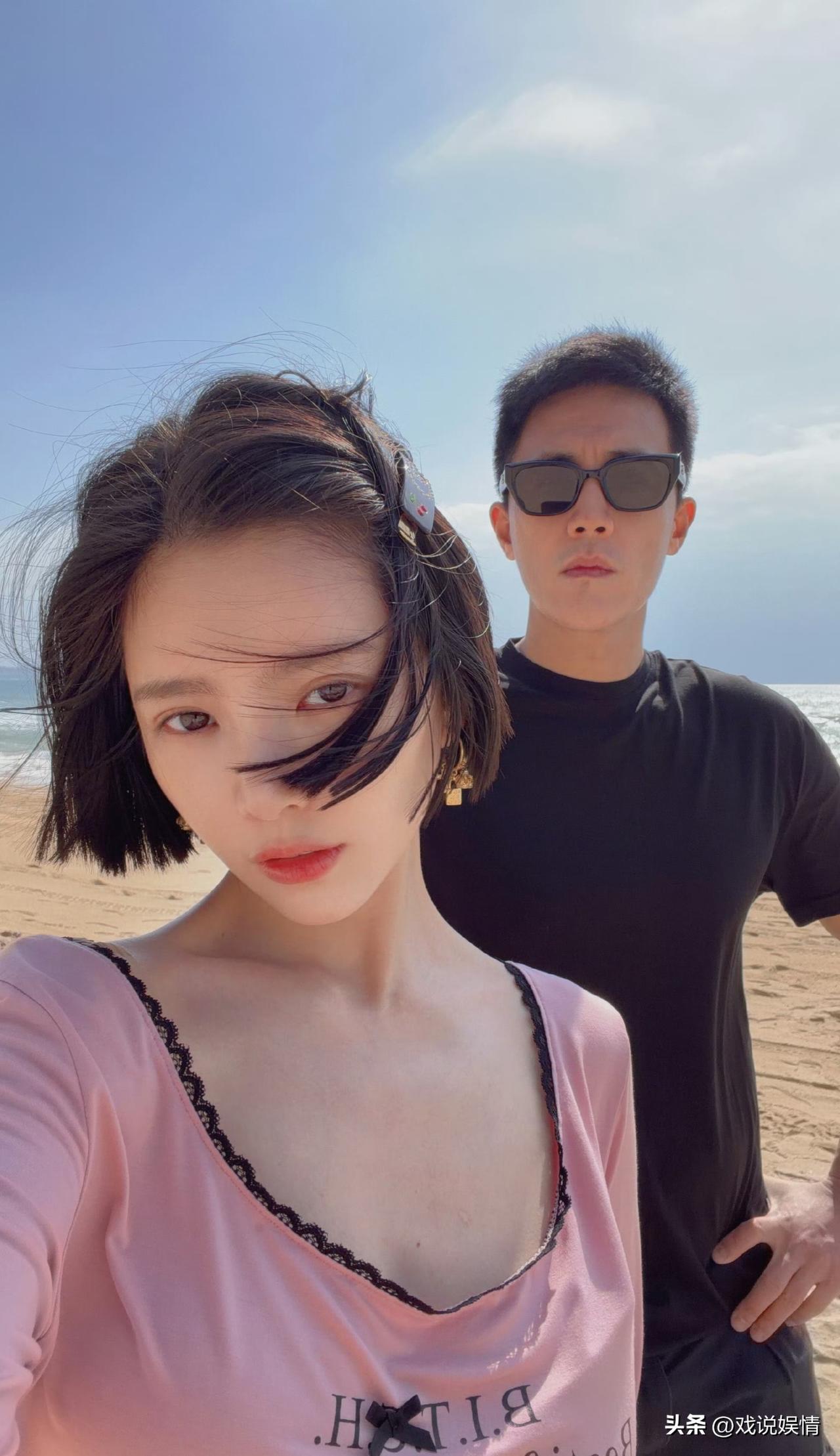 杜淳王灿海南度假，王灿短发美出新高度！
2月19日，杜淳老婆王灿晒出一组度假照。