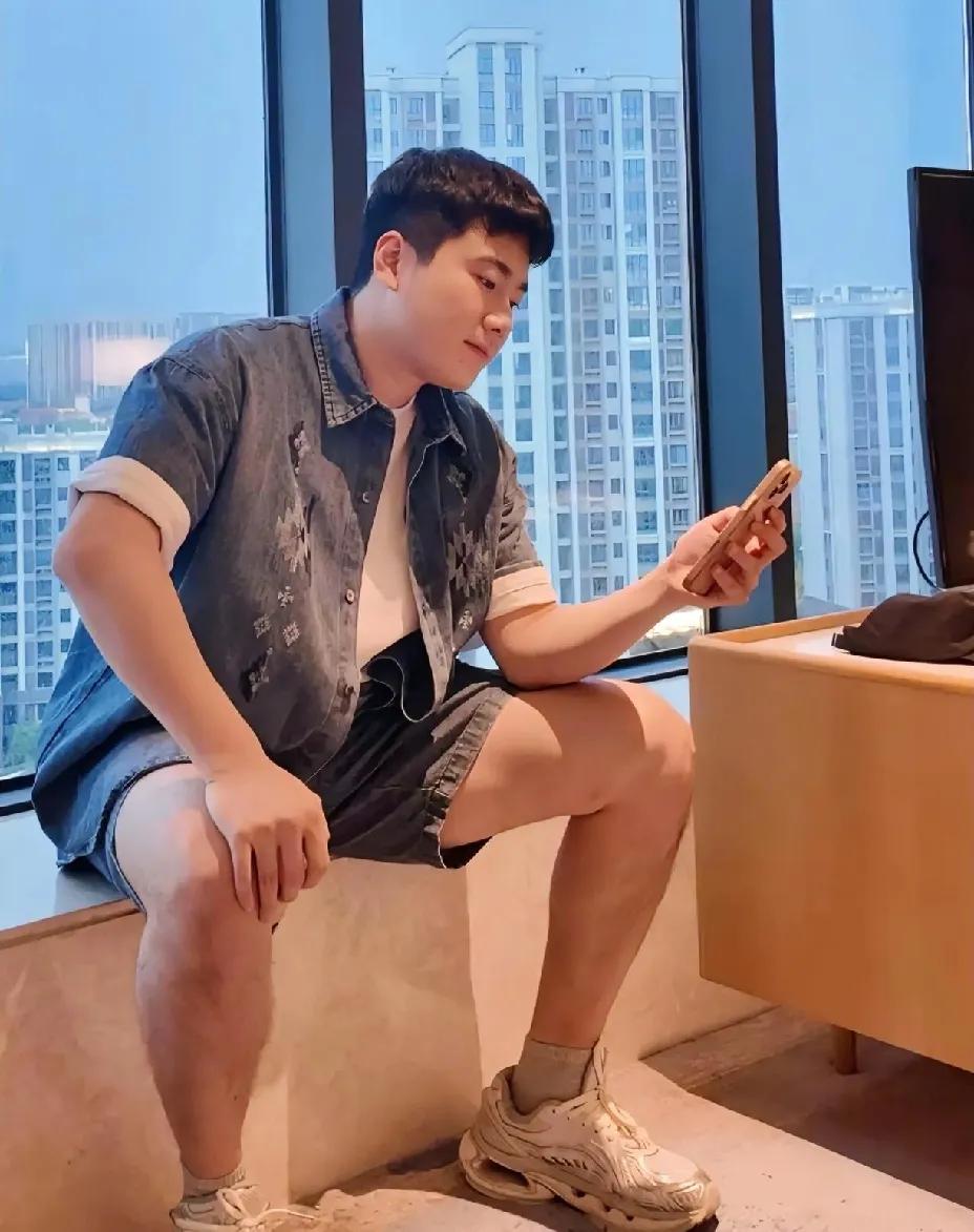 太好了，
球迷们担心了梁甜甜一天，
甜甜终于发声了。

虽然就是简短的六个字，