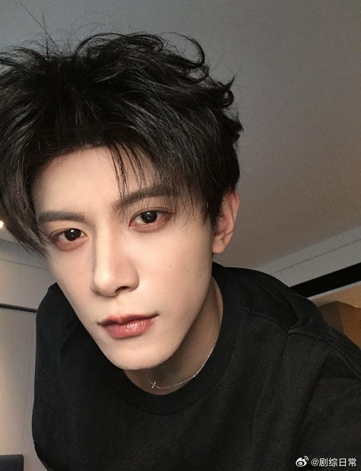 曝邓凯前女友是朱圣祎邓凯当年糊的时候骑电动车没人拍，现在红了连IP地址都要被扒。