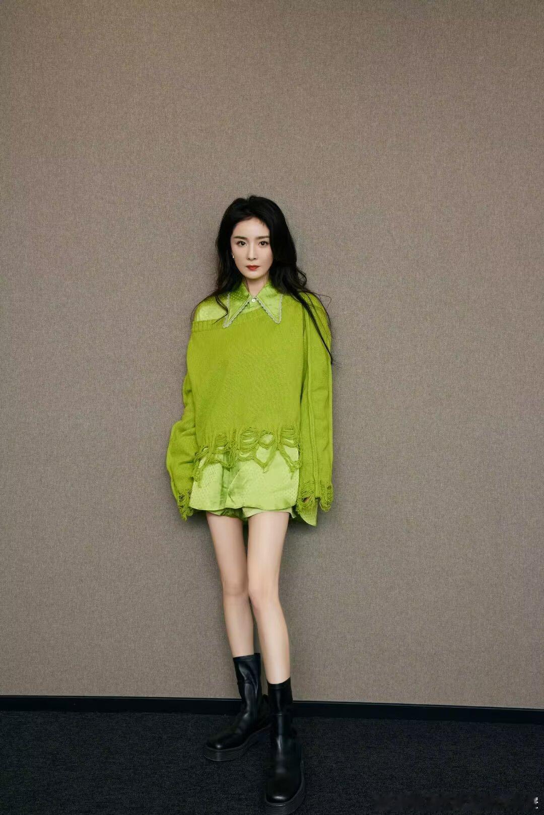 杨幂  🦊杨幂prada品牌代言人 梦里很多摇晃的绿色光晕，之后渐渐看清楚了，
