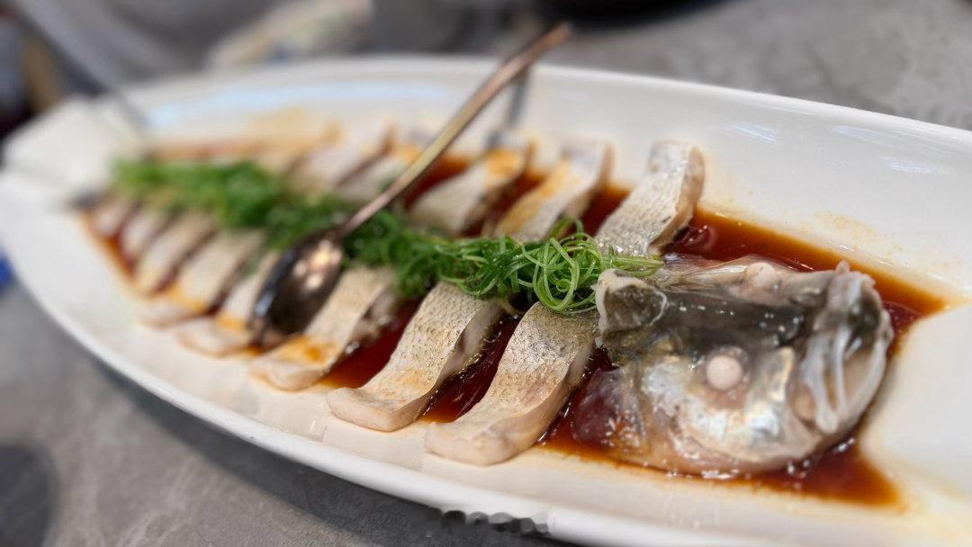 话说，昆明福照楼的出品还真不错，汽锅鸡烤鸭和火腿乳饼很好吃很好吃！果然还得是云度
