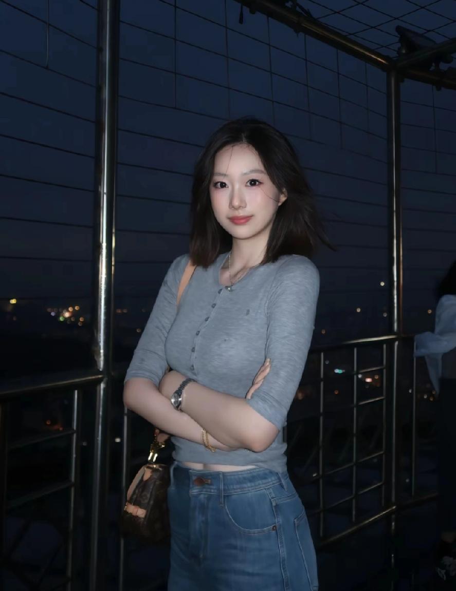 天台的风，吹冷了熟悉的模样
我把未说的话，揉进暮色里
你从未属于我
如灯火不属于