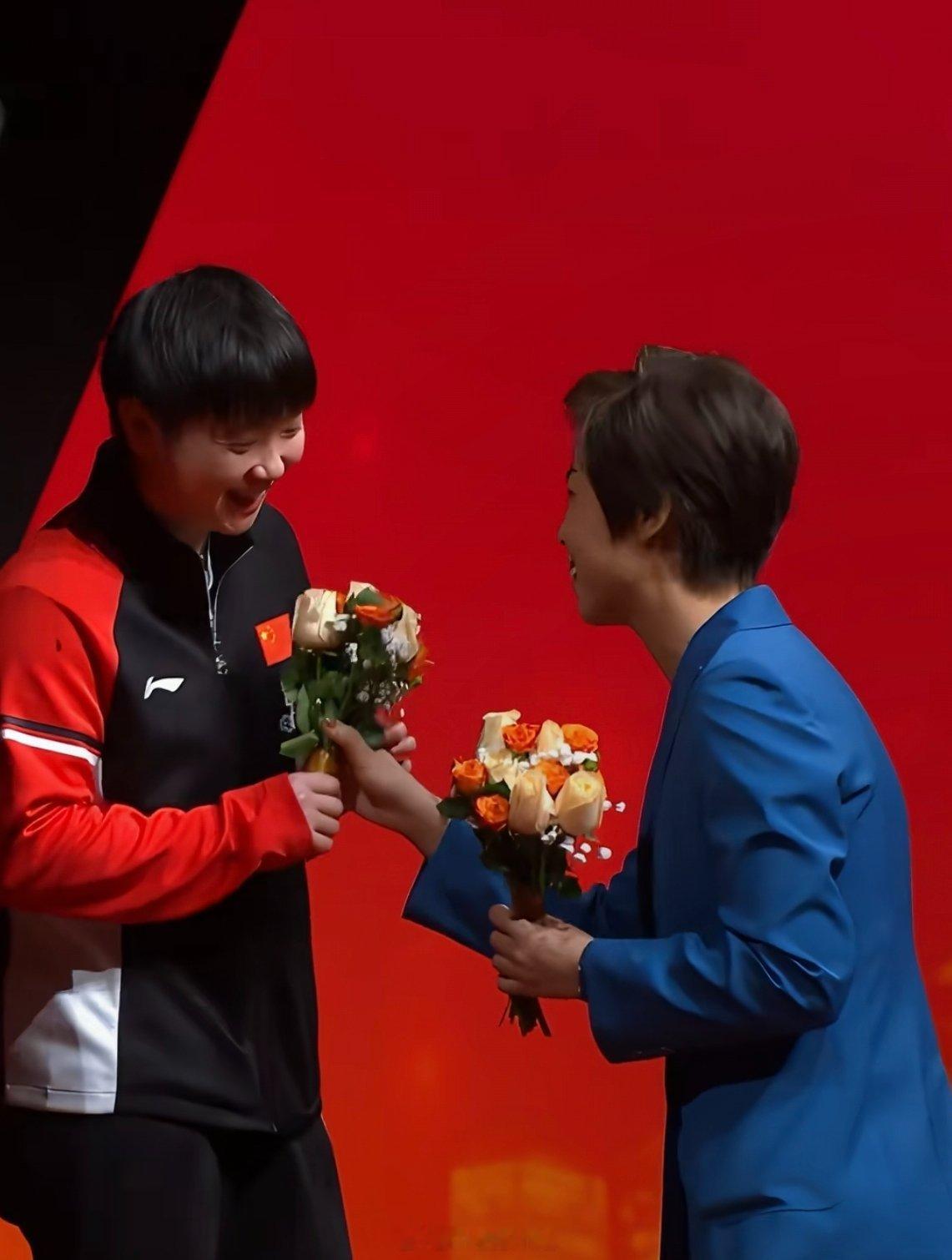 2025年乒坛的温馨时刻，张怡宁给孙颖莎颁奖 每天都从满满活力开始