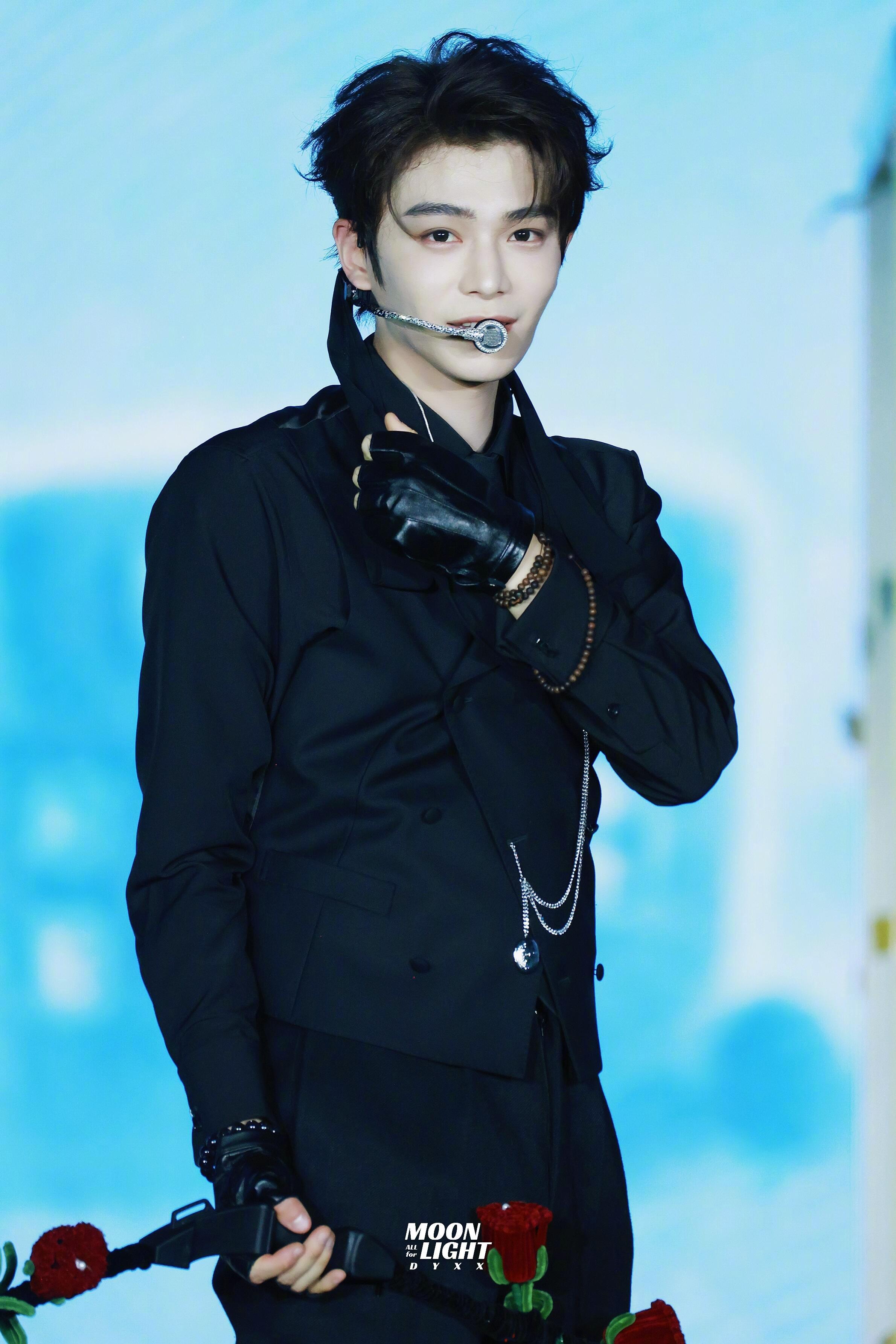 #咪咕星鲜事##丁禹兮蒙眼射箭摘眼罩太对味#蒙眼射箭也太犯规了吧！一蒙眼直接魅魔