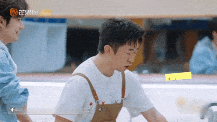章昊给杨迪交现金章昊给杨迪交了五十块钱现金跨国生活习惯不同，依旧配合节目组要求准
