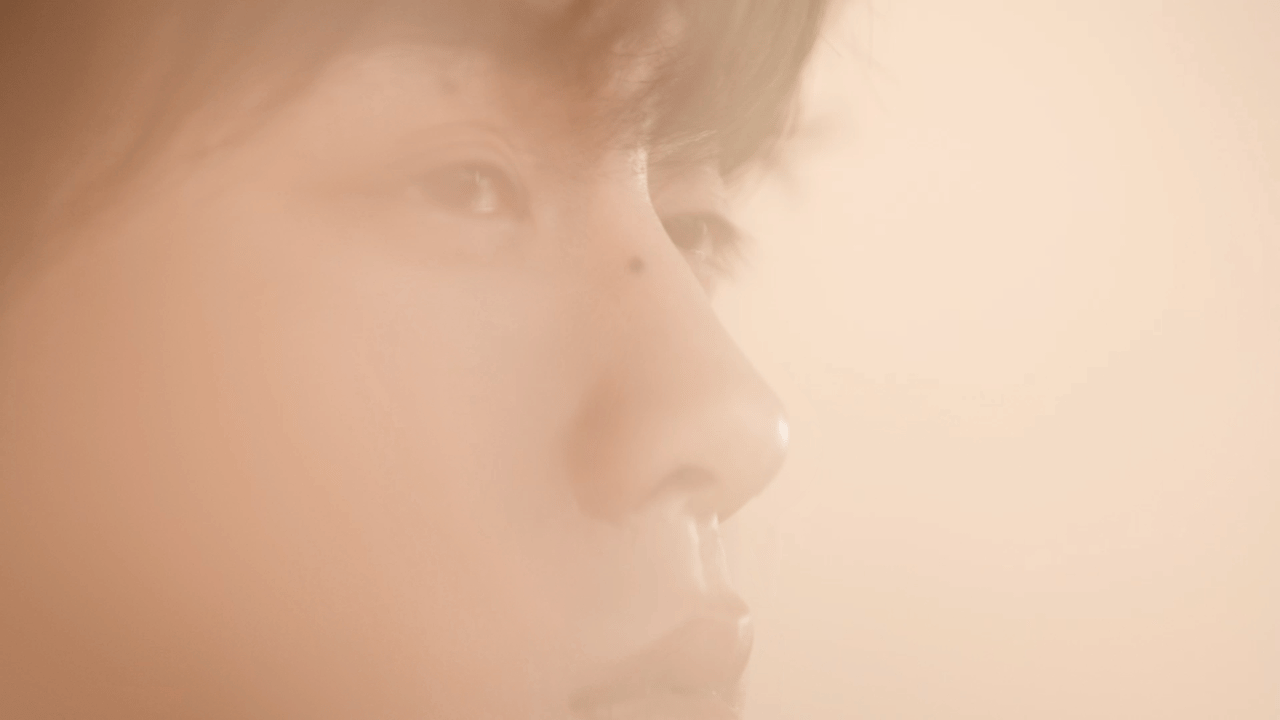 田栩宁说真的很香 被这支新视频狠狠治愈了！花香缠绕着水汽，他安静沉浸其中的松弛感