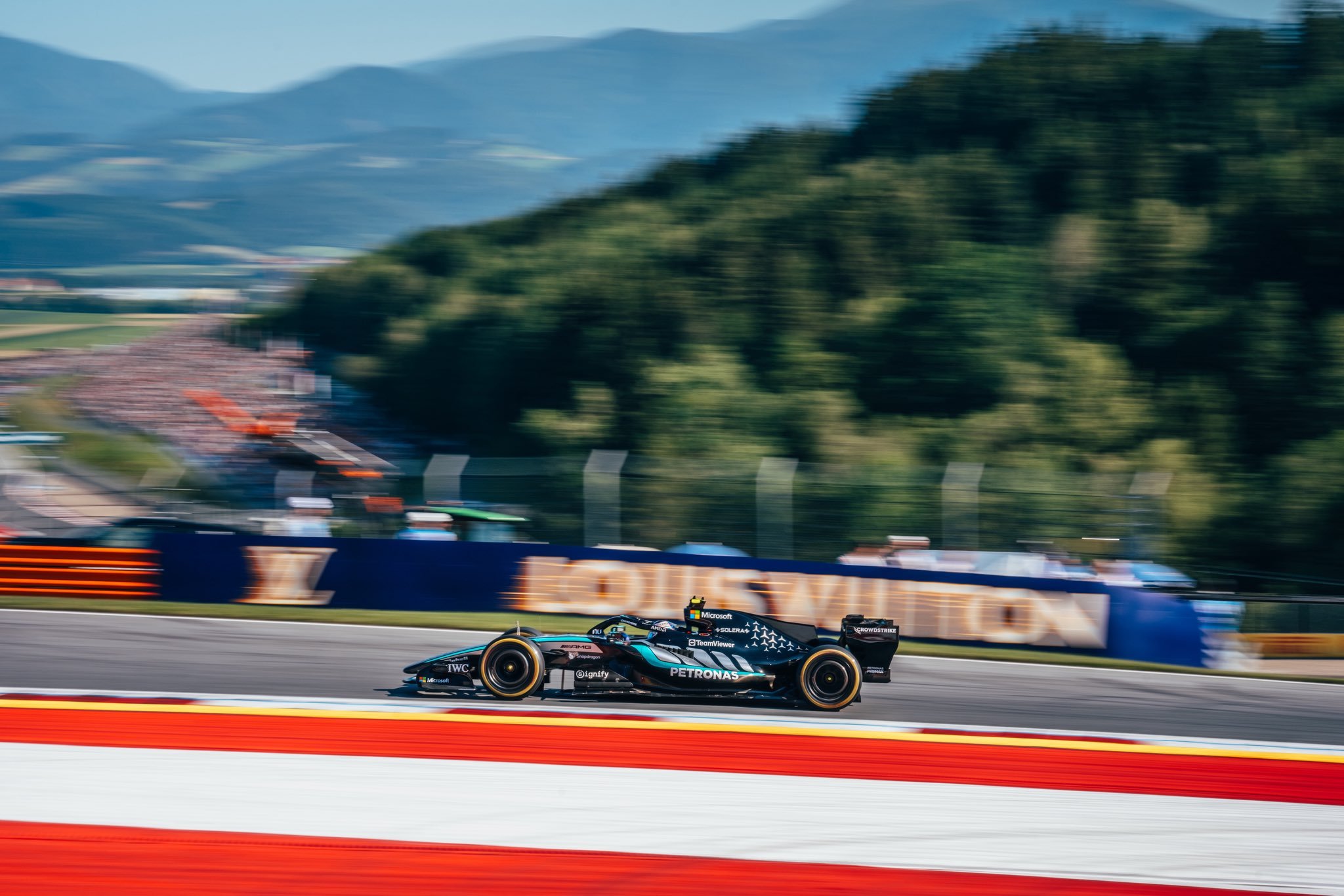 第30/71圈YES KIMI! 他在本场比赛中第二次超过勒克莱尔，升至P3👏