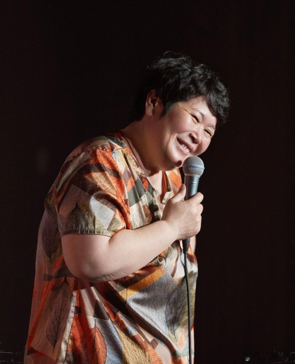 房主任自曝嫁给前夫原因房主任回应面相太凶脱口秀看看就得了，那些段子真真假假谁又知
