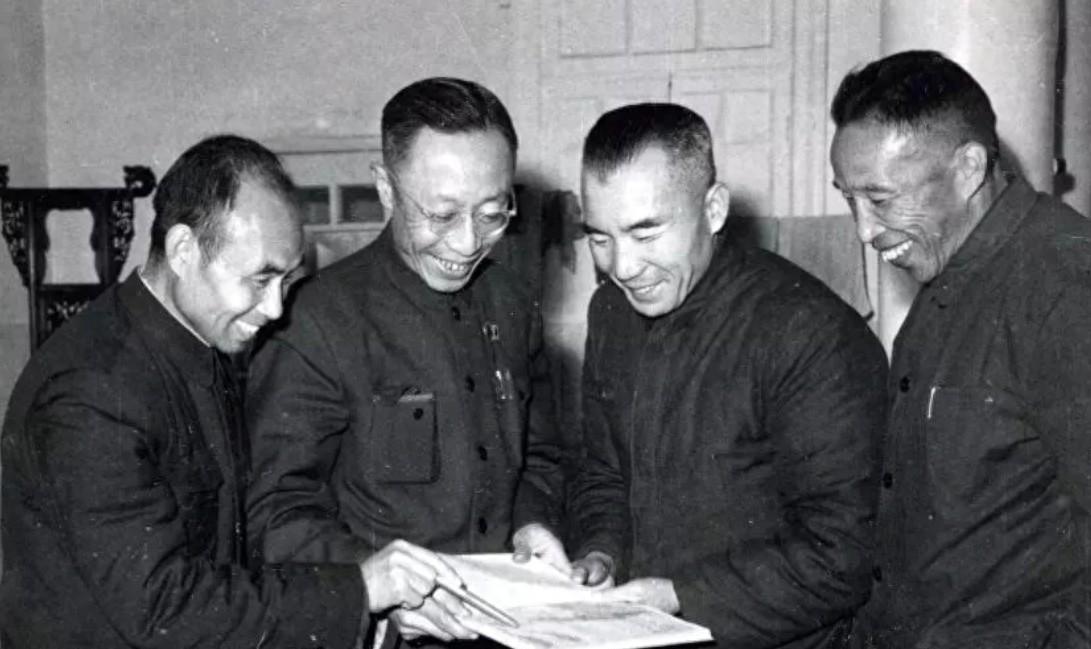 1959年，周总理接见杨伯涛时闲谈，关心地问：你的妻子现在的情况怎么样？
195