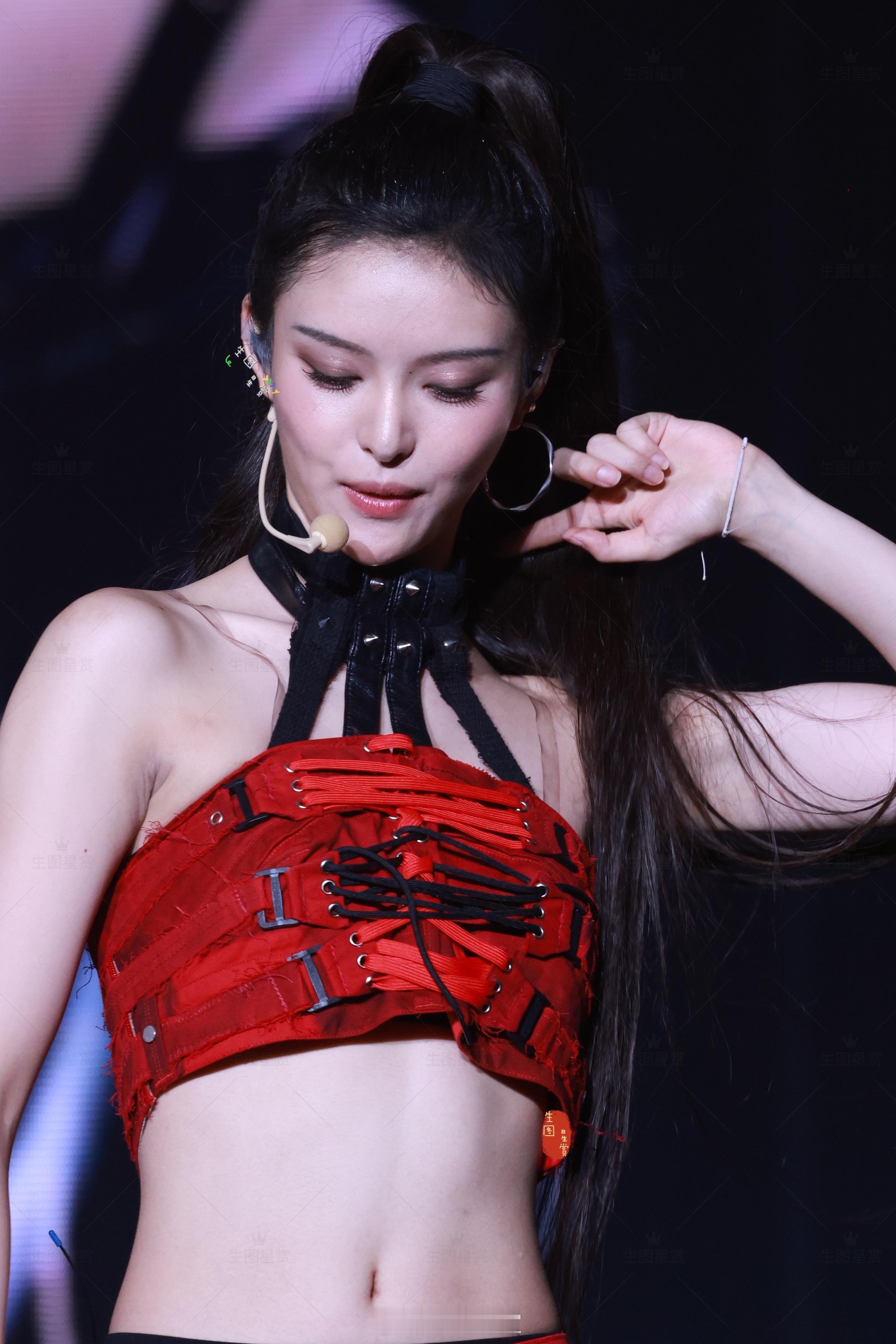 周洛汐今晚是舞台上的女王，酷飒带感RED广州演唱会 生图来了 