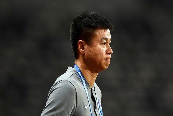 家人都劝他别干了。

天津队开局太难了，负10分起步，三轮不胜还零进球，垫底。主