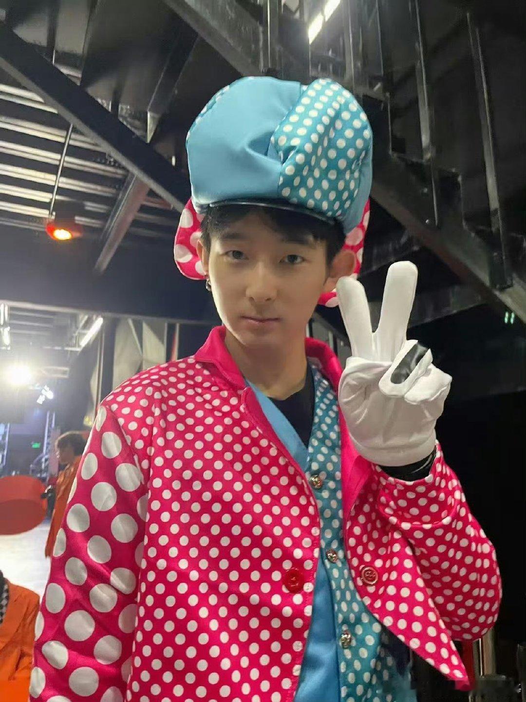 黄霄雲危晋宇跳滑溜溜舞声鸣远扬 没想到危晋宇还有这才艺，和师姐黄霄雲跳舞默契十足