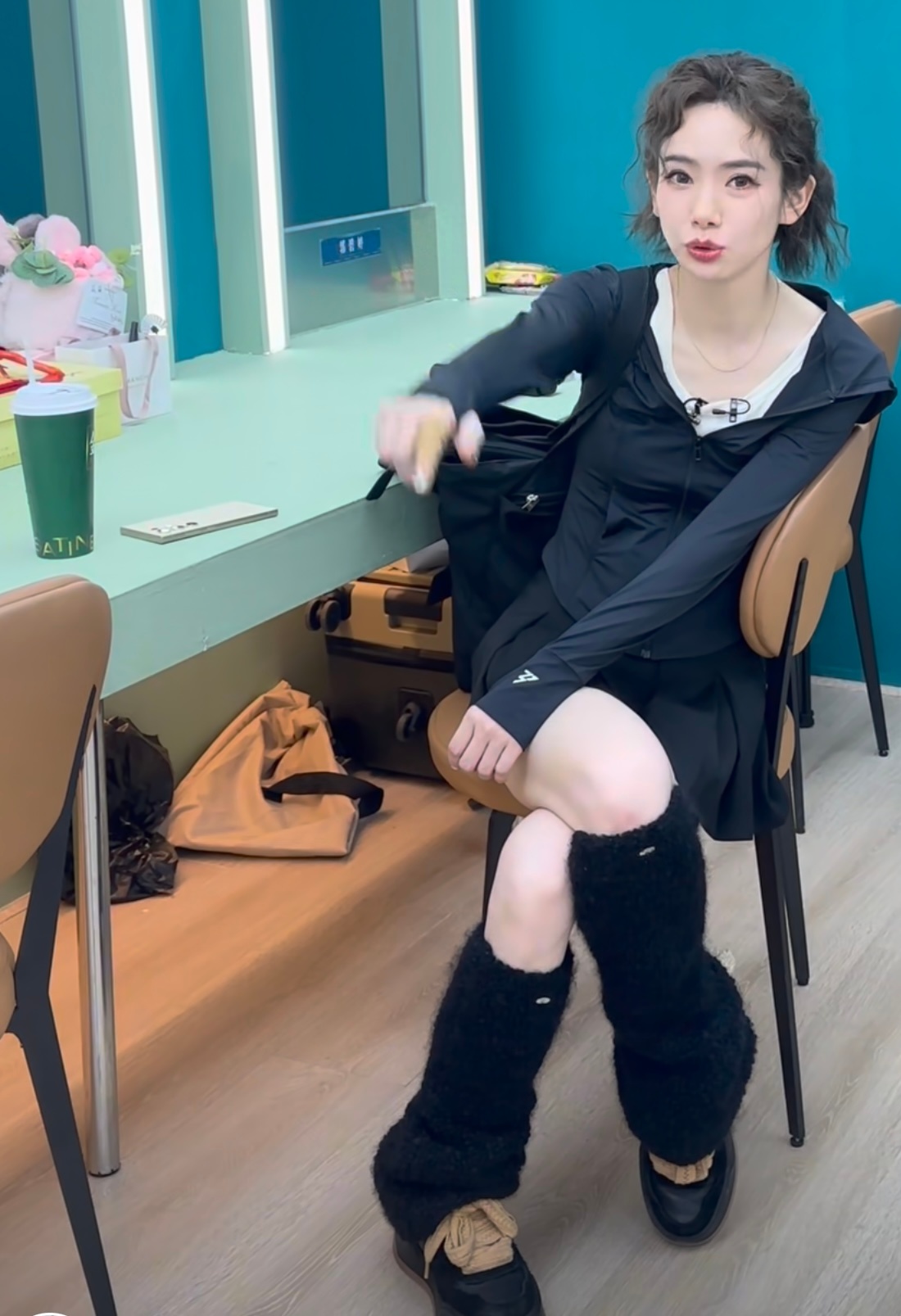 #戚薇说出了我的心声##戚薇演我看陈丽君#哦莫！哦莫！！戚薇要养陈丽君？“养个陈