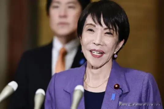 太尴尬啦。日本首相高市早苗终于接通了和美国总统特朗普的电话，据报道，2日晚，高市