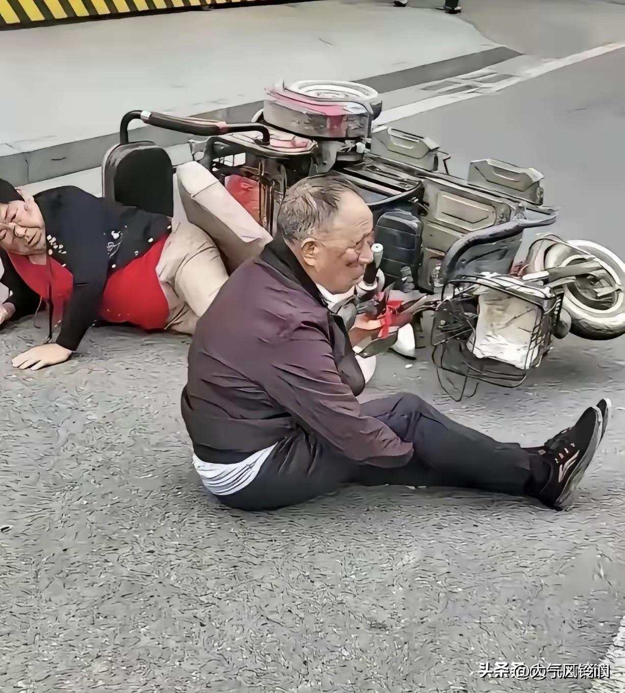 路上两位老人驾驶电动三轮车不慎侧翻摔倒，如果现场换成是你，你会上前伸手搀扶吗？想