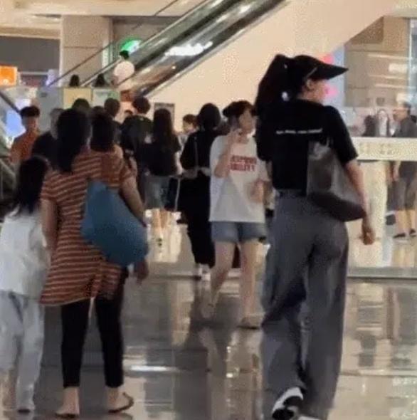 熊黛林珠海逛街，178个头走人群中像巨人，7岁女儿腿长快超过阿姨 ​​​