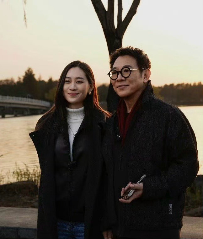 李连杰带小女儿现身合肥 李连杰合肥之行被拍到，这次他不是功夫巨星，只是一位平凡的