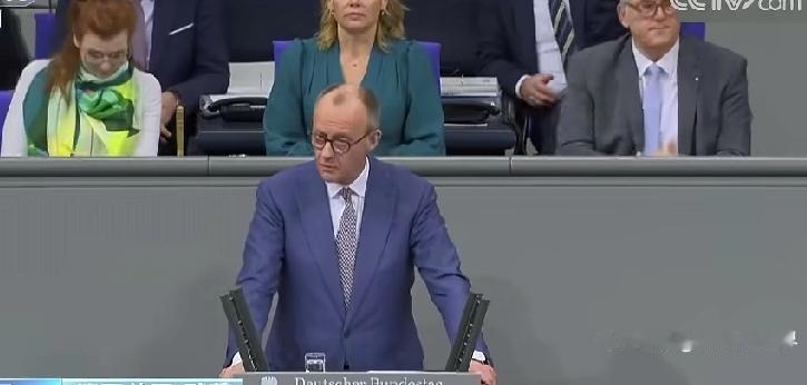 德国总理默茨这回直接硬气发声，在联邦议院亮明态度：欧美是平等的伙伴盟友，可不是谁
