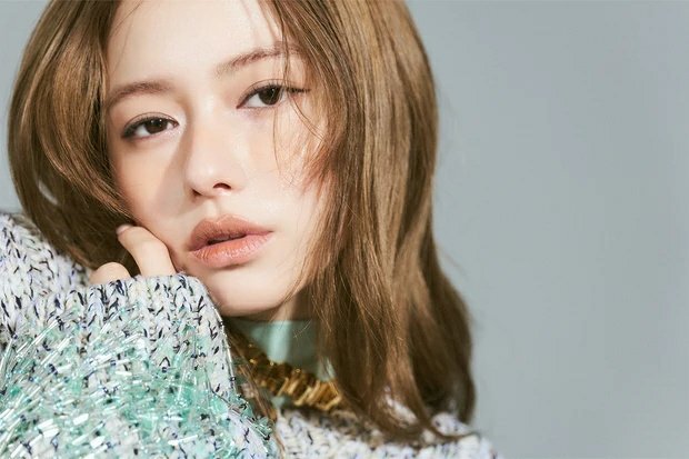 日娱新闻  山本舞香  山本舞香 杂志《MAQUIA》美图  。 