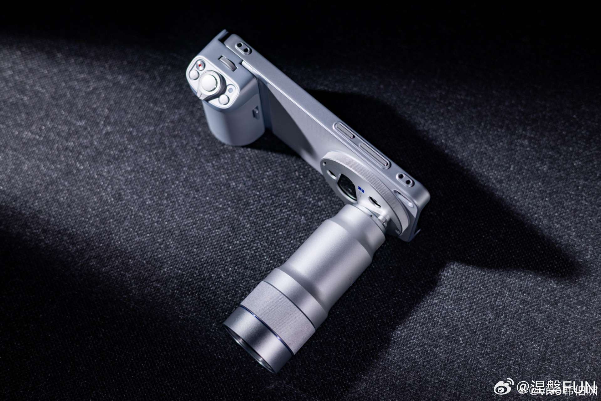 vivo X300 Ultra要来了，银色增距镜很抢眼，弄一台来拍照，肯定不错！