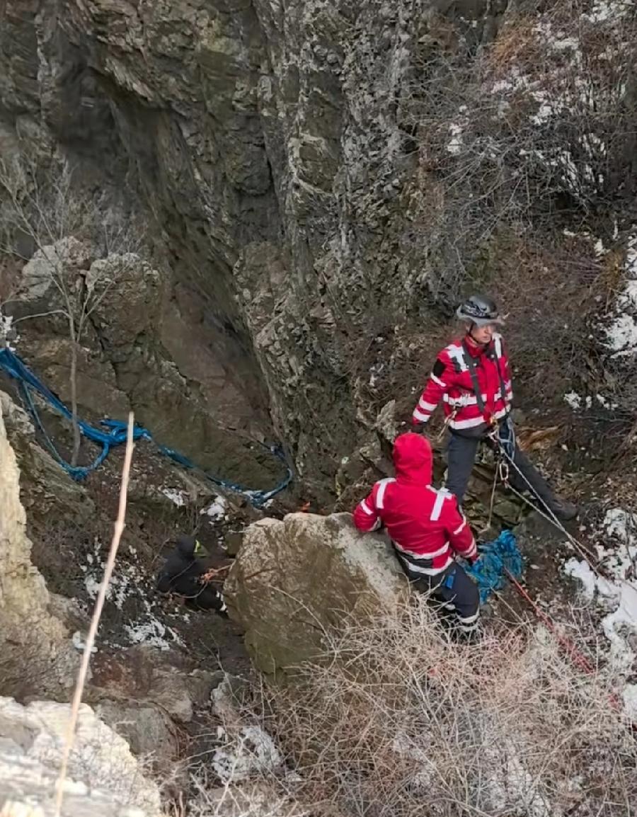 女子中灵山坠崖打捞现场，救援队人员说，在悬崖沟底，深约200米（66层楼高！）看