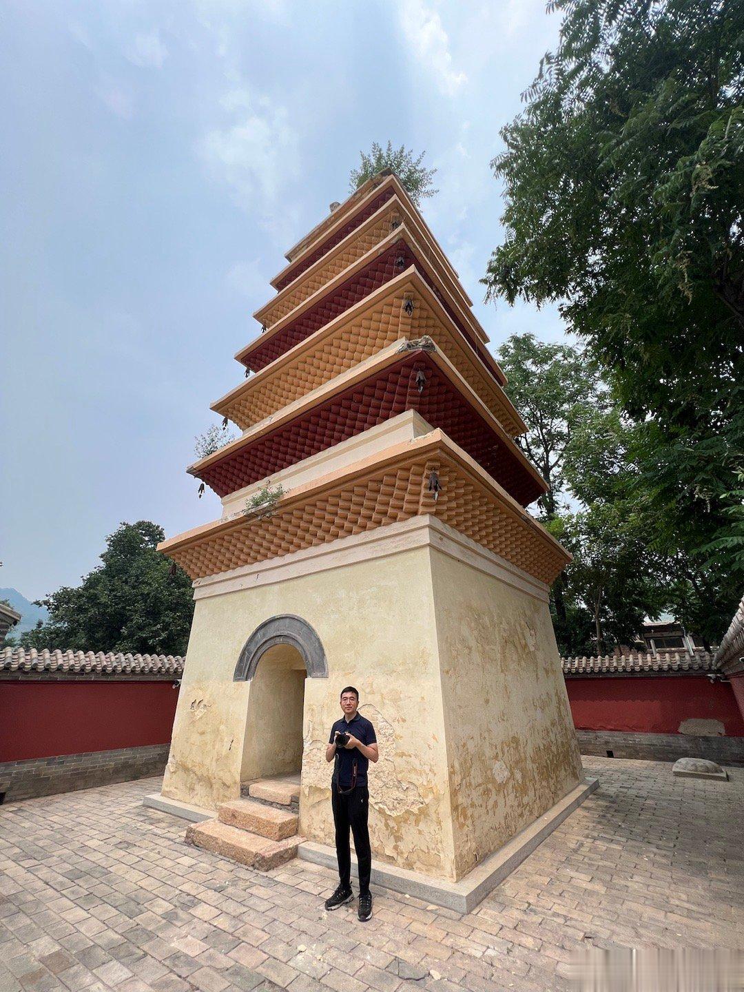 幽居寺塔，第五批全国重点文物保护单位。幽居寺塔位于河北省灵寿县沙子洞村，创建于东