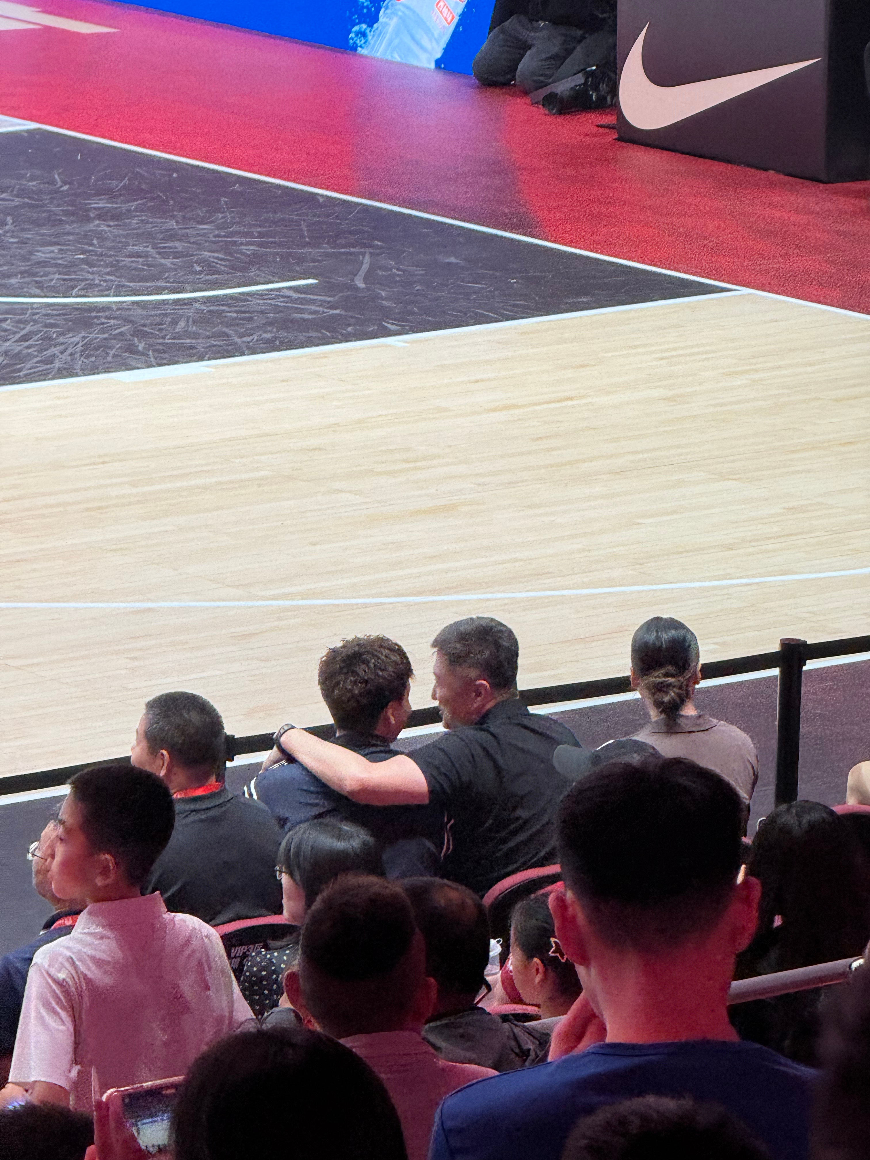 几个代言nike的球星到了，胡金秋和赵睿来跟现场看球的杜锋指导打招呼，又跟郭导坐
