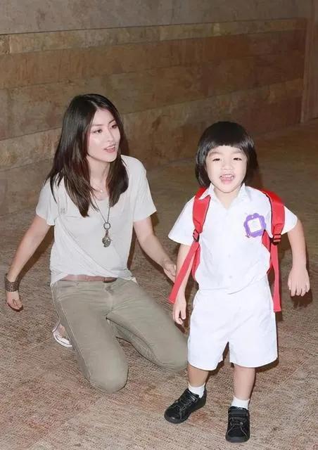 一次，陈慧琳对刘德华说：“我好喜欢你女儿，我有两个儿子，你女儿可以随便挑。”这句