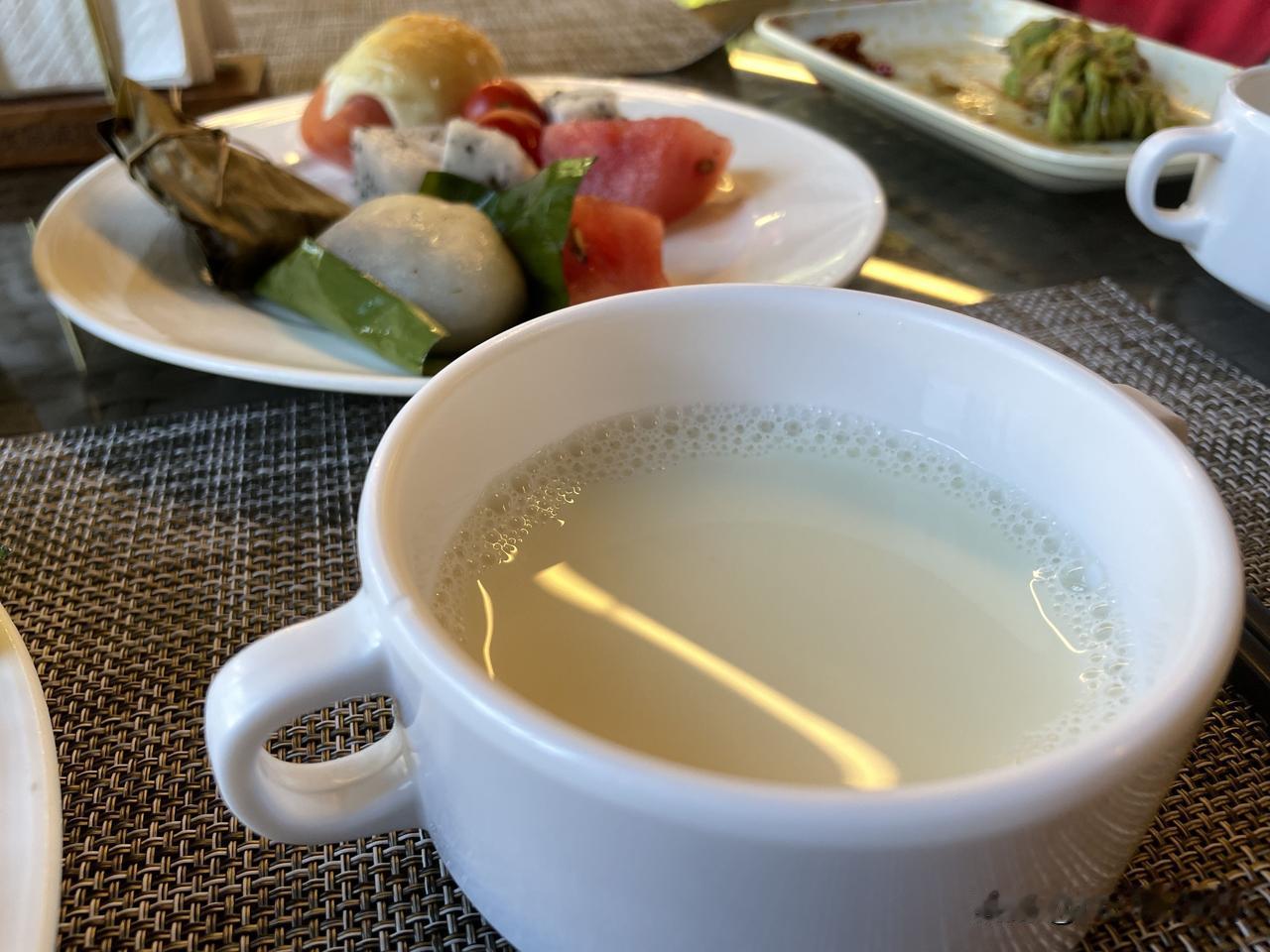 生活就像泡一杯茶，有时滚烫，有时回甘，但你永远是自己那杯茶最好的冲泡师。