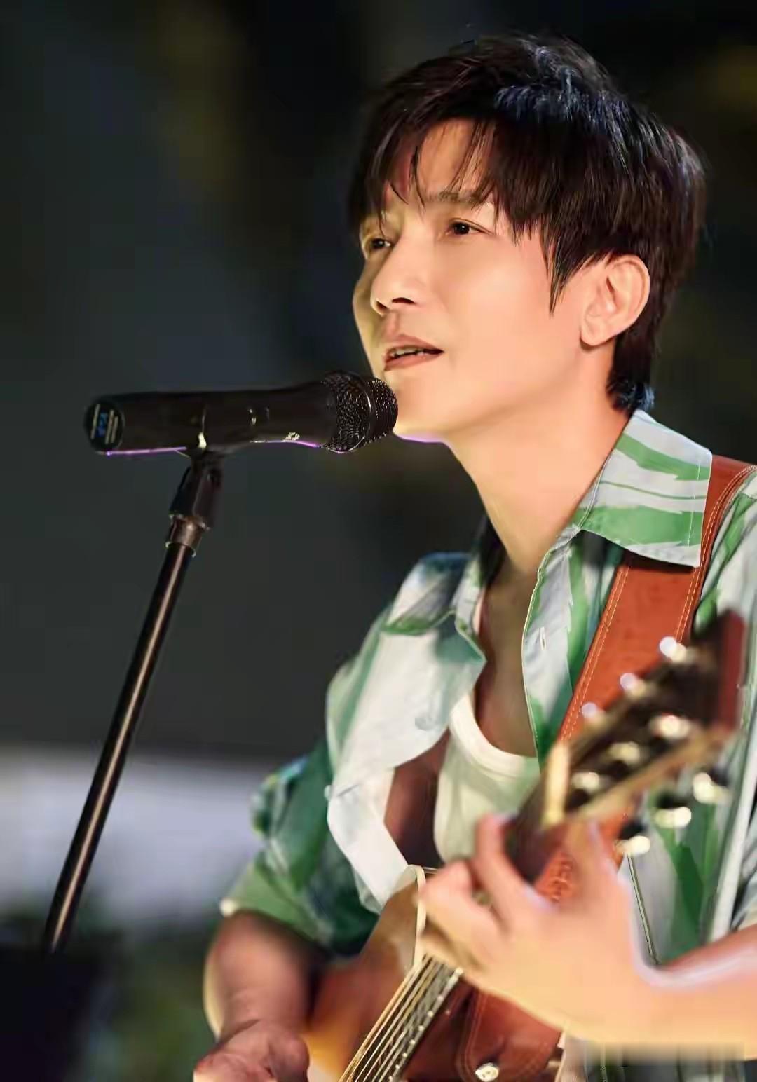 陈楚生这事儿，放现在都离谱。2007快男冠军，一首《有没有人告诉你》火到大街小巷
