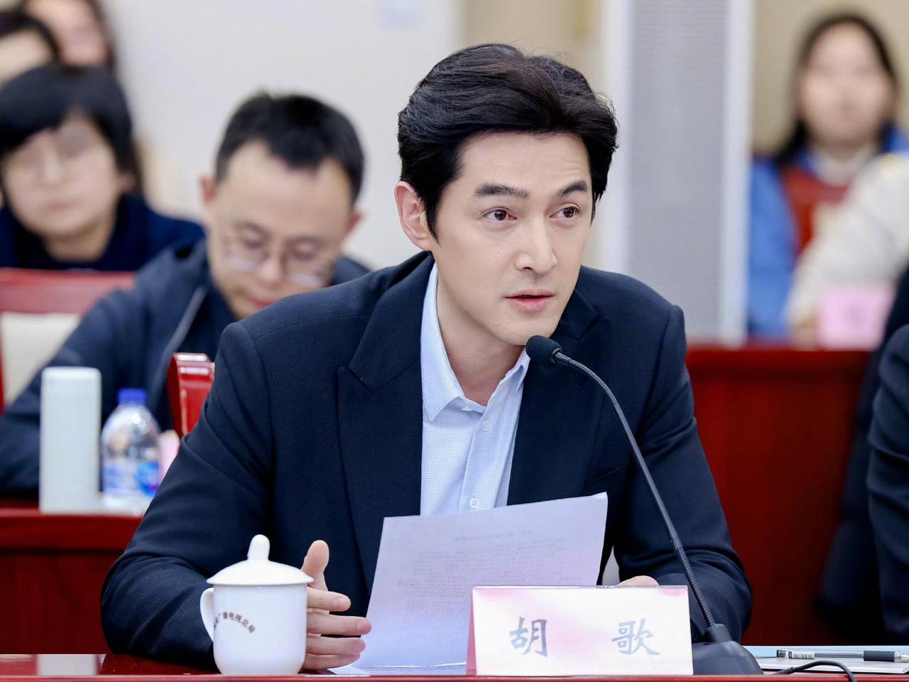 胡歌又解锁新身份！出席《生命树》座谈会，正式受聘为“青海生态文化传播大使”！
一