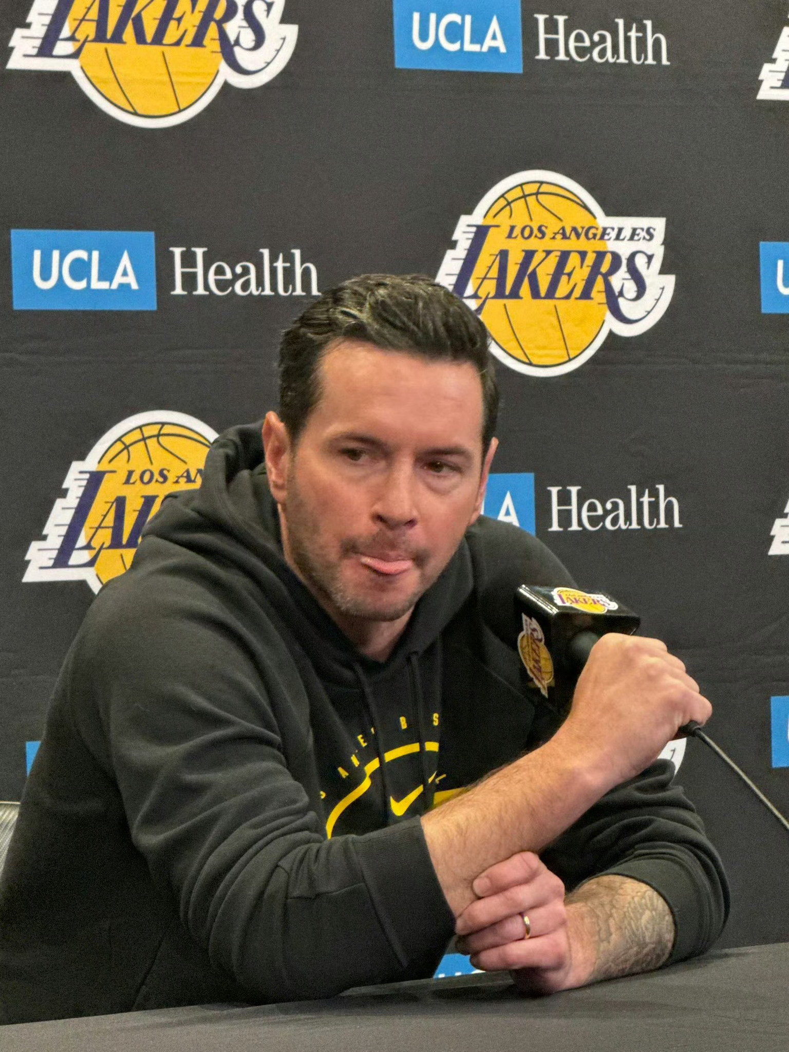 五十雷！湖人锁定了季后赛席位，雷迪克收获了其执教生涯的第100场胜利。湖人自20