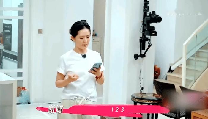 谢娜[超话]谢娜女儿拒绝妈妈画饼 姐姐当家谁懂这种可爱暴击！谢娜温柔画饼，小咘芽