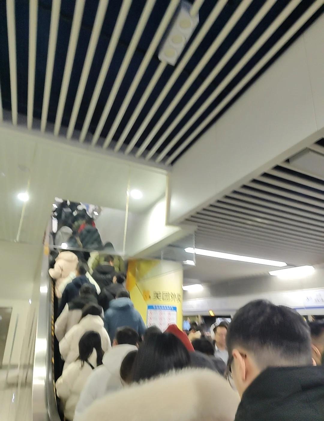 今日份济南地铁早高峰
比昨天好多了，第一趟能挤上哈哈哈哈拥挤的地铁高峰 通勤 地