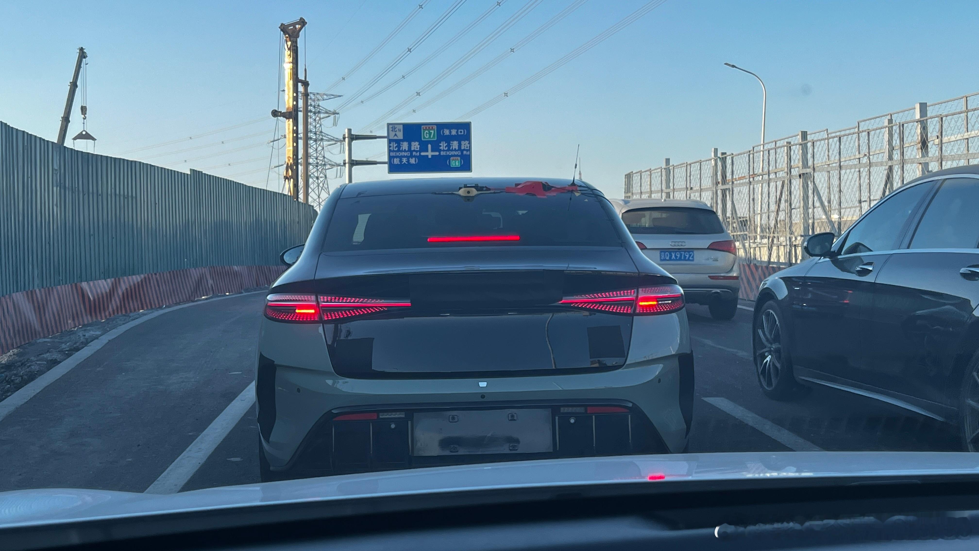 抓拍迪子路试车，应该是个海豹这是又研究啥呢[并不简单]#比亚迪海豹##我与汽车的