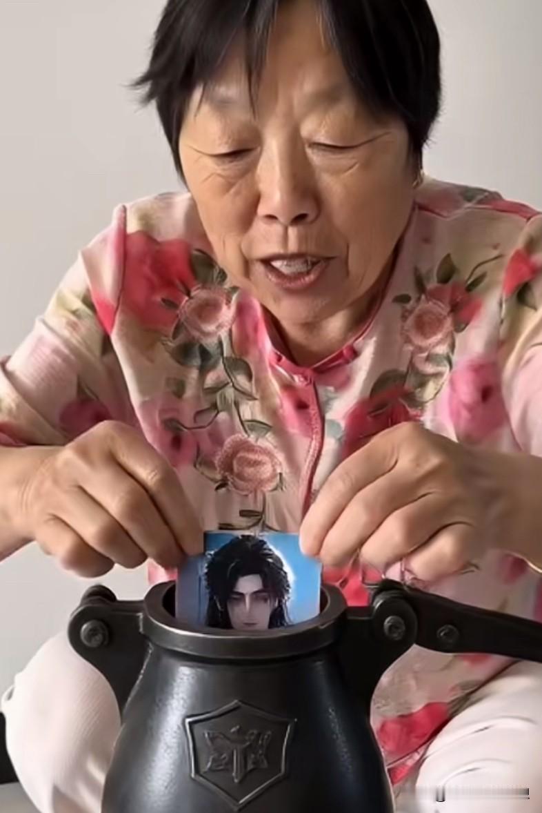 现在的AI太有趣了，大妈说蹦出来个大帅哥，没想到嘣的一声，真的出来个大帅哥！
