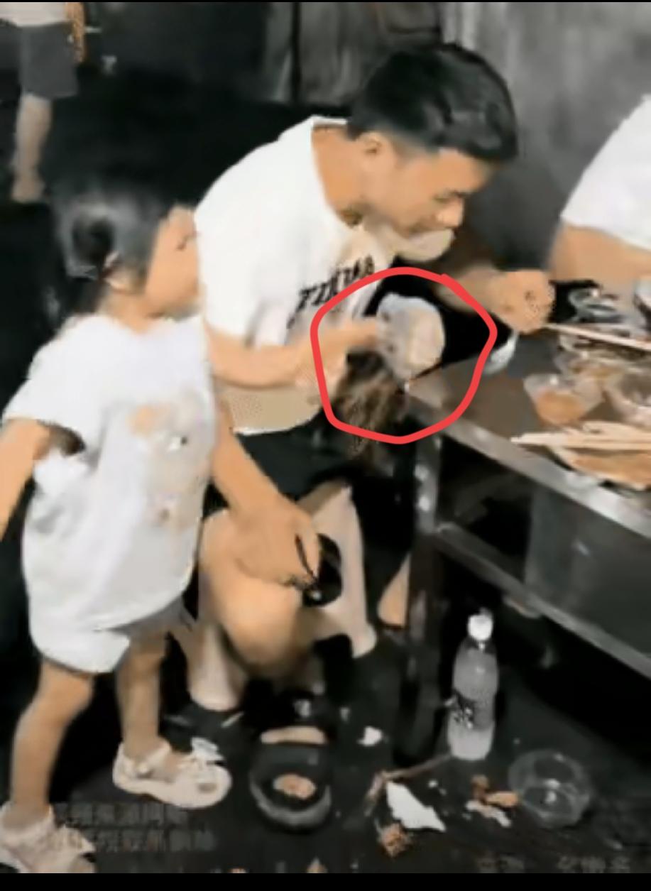 两岁多的女孩就因为爸爸不让她看手机，就一巴掌把正在吃饭的爸爸的碗打翻了。碗里的汤