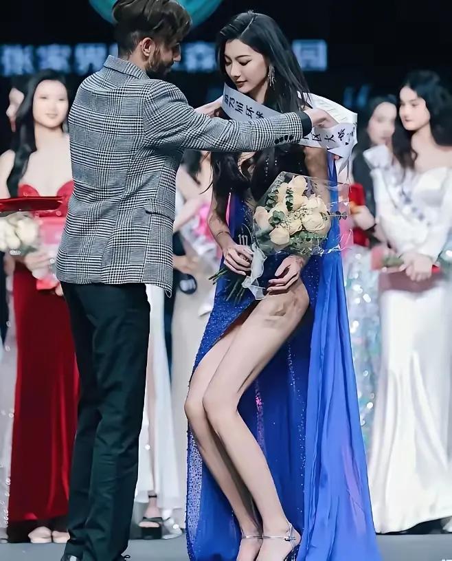 赵娜夺得73届环球小姐中国区总冠军，这冠军头衔她实至名归！她本获亚军，却因原冠军