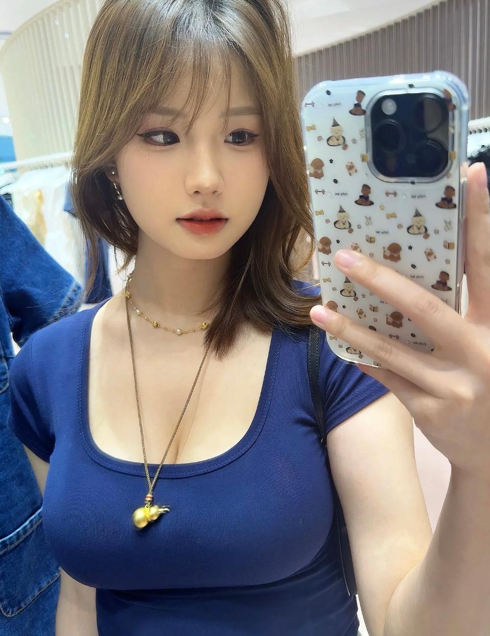 选丰满女人还是骨感女人，这事儿真没标准答案。有人喜欢骨感美，觉得苗条有气质，像西