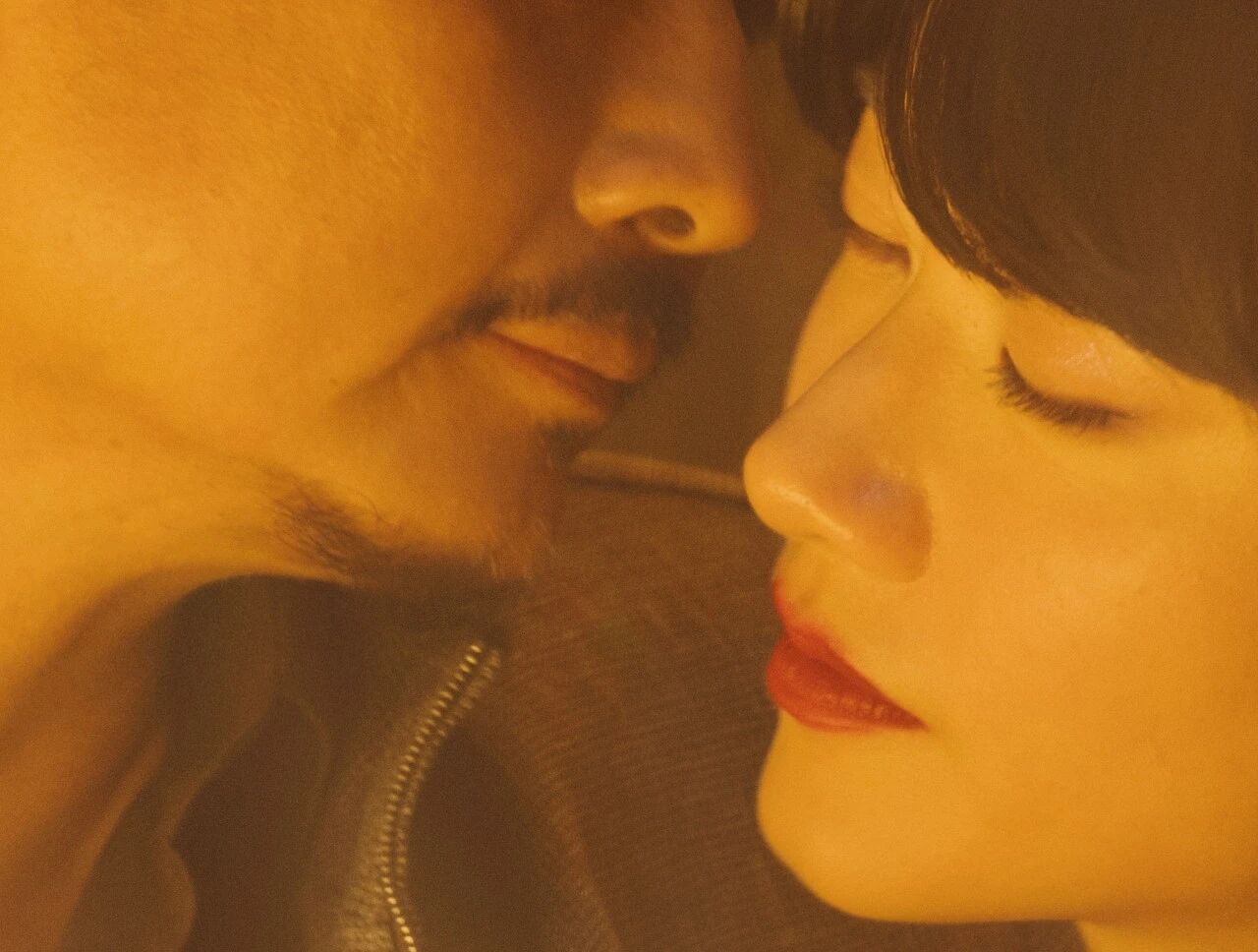 又是气质类型的靓女，讲不上太漂亮，但气质这块拿捏住了，在毒舌大状里面气质就已经出