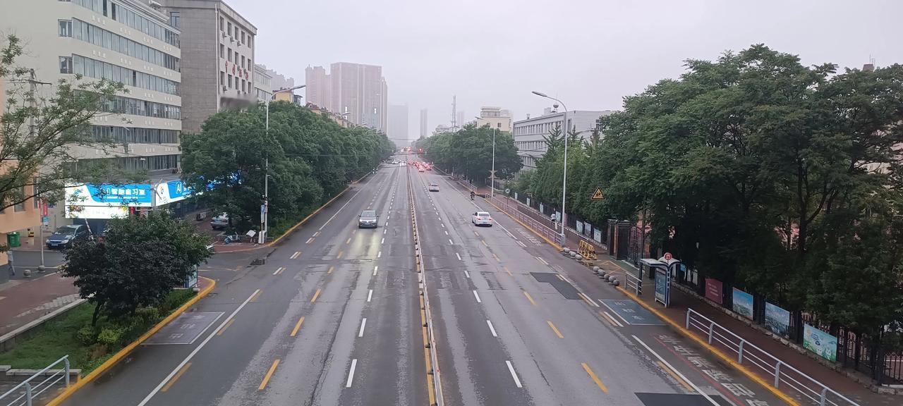 其实治疗的过程和不治疗都一样难受。你妈妈全身转移，已经是无力回天了。我觉得你应该