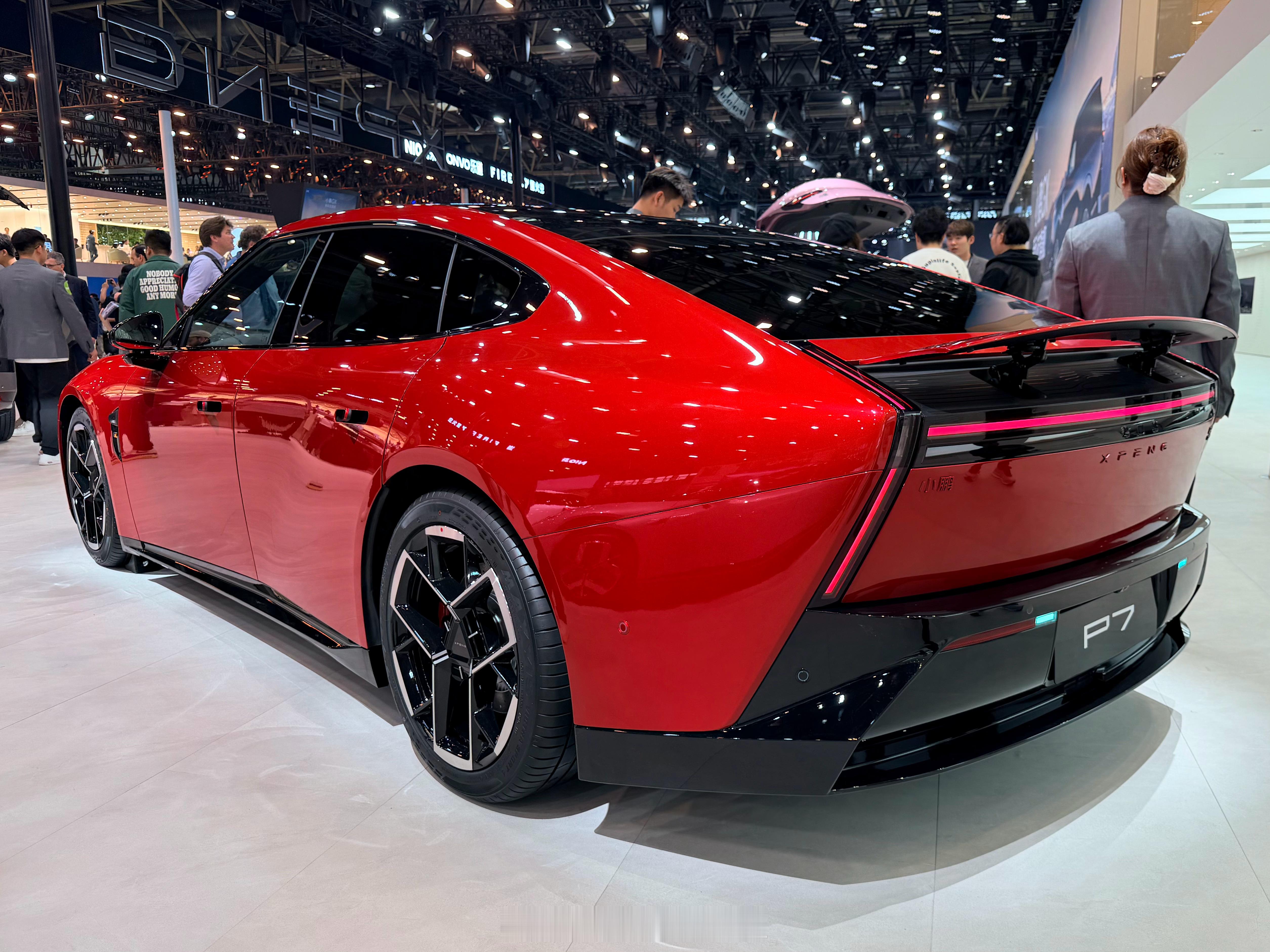 今年小鹏展台的第一排摆满了GX，但P7是真的好看，这色也好看大v聊车车评精选汽场