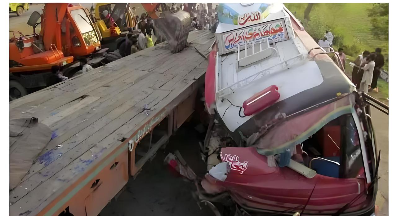 【突发！巴基斯坦深夜惨烈车祸，客车卡车相撞11人魂断高速】

当地时间2月15日