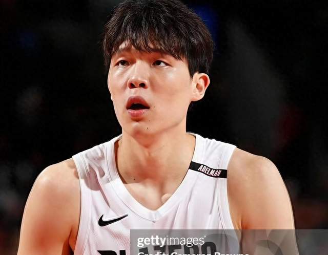 杨瀚森二年级季前赛首秀！对勇士末节打满12分钟，6分1板3助1抢断