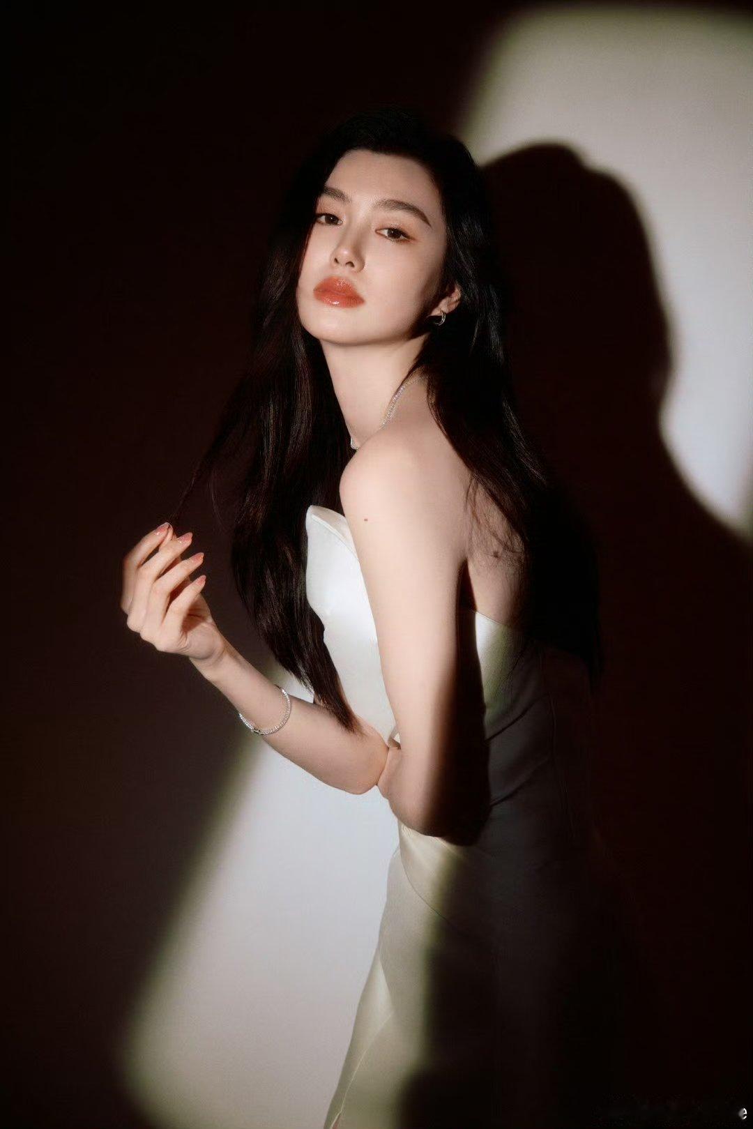 嘿嘿，陈瑜这收工的模样，就像个准备去跟宠物分享舞台故事的小主人，脚步轻快，嘴里念